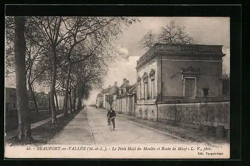 AK Beaufort-en-Vallée, Le Petit mail du Moulin et Route de Mazé