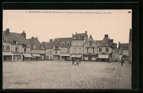 AK Beaufort-en-Vallée, Un point de la Place Jeanne de Laval