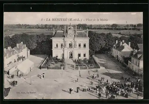 AK La Ménitré, Place de la Mairie