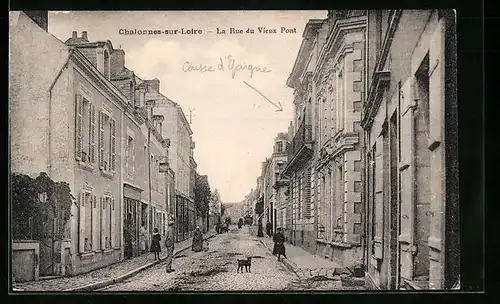 AK Challones-sur-Loire, La Rue du Vieux Pont