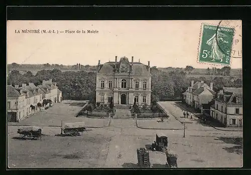 AK La Ménitré, Place de la Mairie