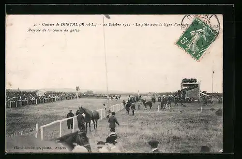 AK Durtal, La piste avec la ligne d'arreivé, Arrivée de la course au galop