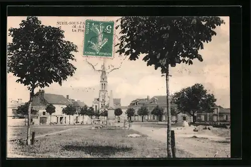 AK Nueil-Sous-Passavant, Stele auf Platz vor der Kirche