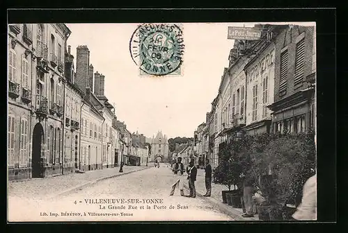 AK Villeneuve sur-Yonne, La Grande Rue et la Porte de Sens
