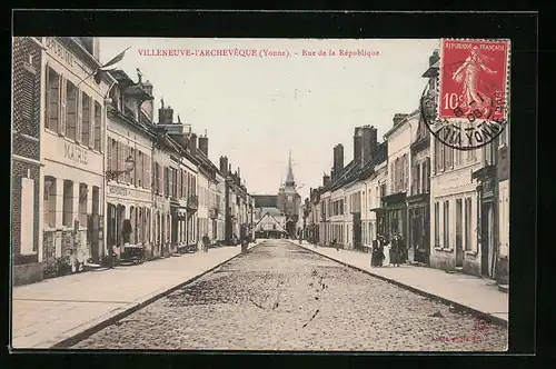 AK Villeneuve-L'Archevéque, Rue de la République