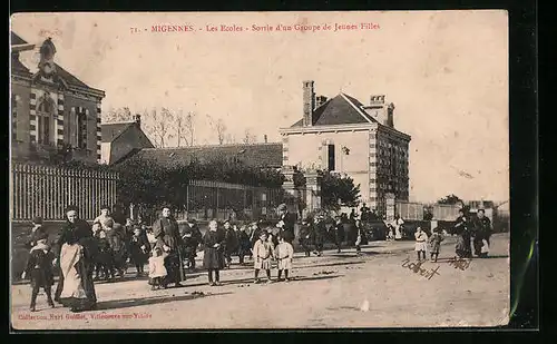 AK Migennes, Les Ecoles - Sortie d`un Groupe de Jeunes Filles