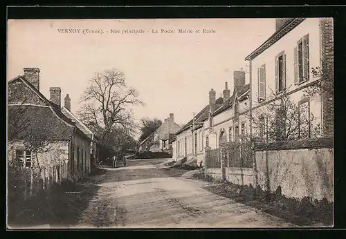 AK Vernoy, Rue principale - La Poste, Mairie et Ecole