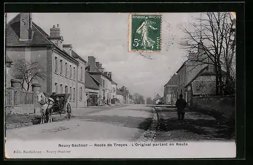 AK Neuvy-Sautour, Route de Troyes - L`Original partant en Route