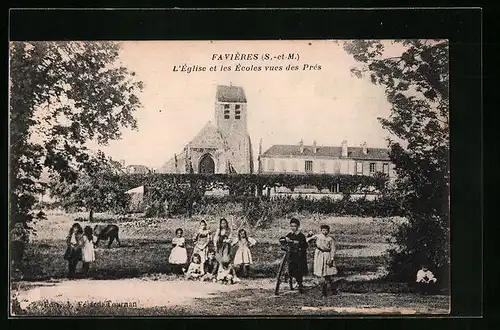 AK Favières, L`Eglise et les Ecoles vues des Prés
