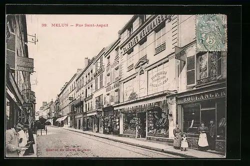 AK Melun, Rue Saint-Aspait avec Grand Bazar