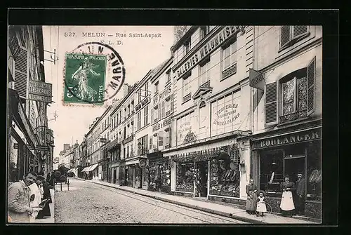 AK Melun, Rue Saint-Aspait avec Grand Bazar