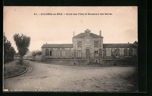 AK Chaumes-en-Brie, Ecole des Filles et Boulevard des Barres