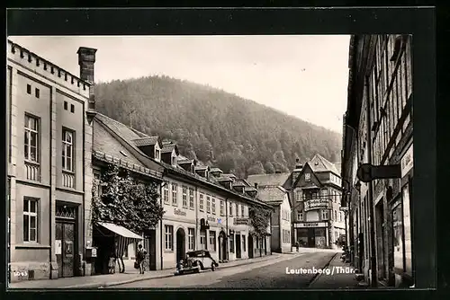 AK Leutenberg /Thür., Strassenpartie mit Gasthaus Garküche, Gaststätte Weisses Lamm und Konsum-Geschäft