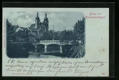 Mondschein-AK Donaueschingen, Kirche mit Doppelturm hinter einer Brücke
