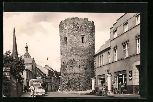 AK Burg b. Magdeburg, Berliner-Tor-Turm mit Strassenpartie