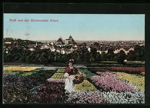 AK Erfurt, Frau mit Blumenkorb in Blumenfeldern vor dem Ort