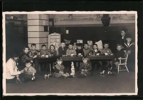 Foto-AK Kindergartengruppe mit Spielzeug
