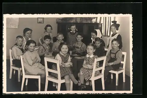 Foto-AK Schüler beim Basteln in der Schule