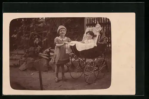 Foto-AK Mädchen mit Puppe im Kinderwagen