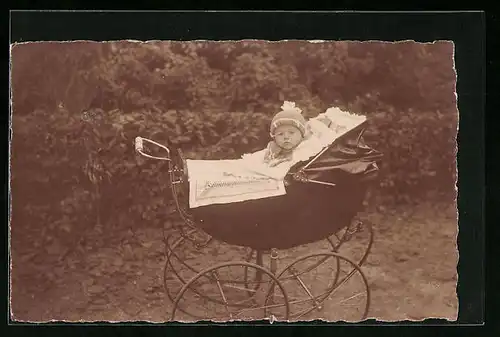 Foto-AK Zuckersüsses Kleinkind im Kinderwagen