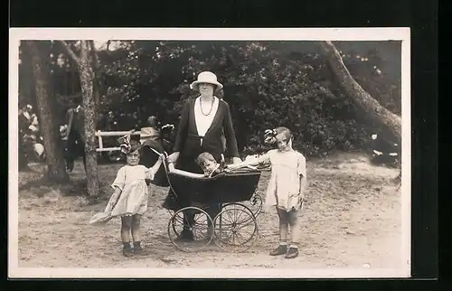 Foto-AK Mutter mit Kindern im Kinderwagen