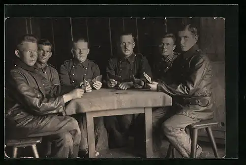 Foto-AK Soldaten beim Kartenspiel
