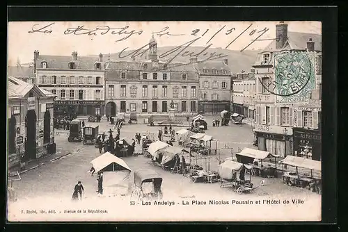 AK Les Andelys, La Place Nicolas Poussin et l`Hôtel de Ville