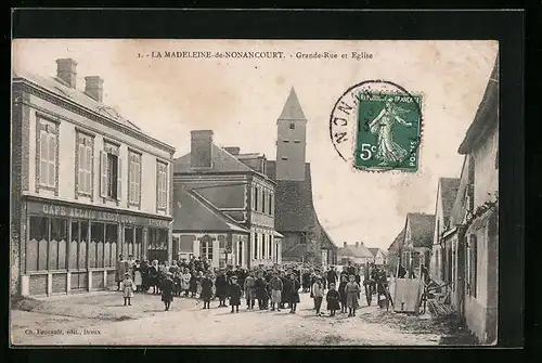 AK La Madeleine de-Nonancourt, Grande-Rue et Eglise