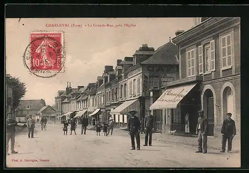 AK Charleval, La Grande-Rue, prés l'Eglise