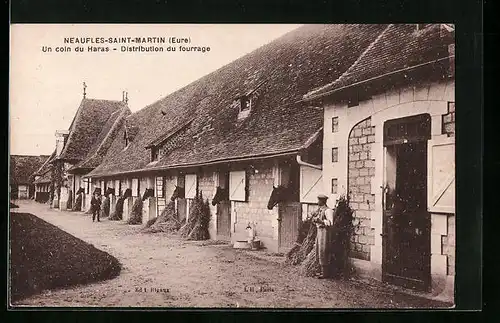 AK Neaufles-Saint-Martin, Un coin du Haras, Distribution du fourrage