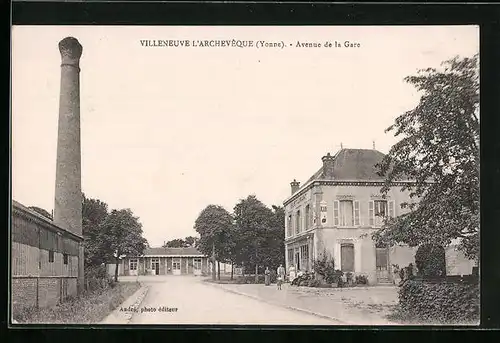AK Villeneuve L`Archevêque, Avenue de la Gare