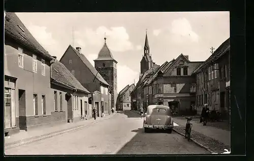 AK Gräfenhainichen, August-Bebel-Strasse mit Kirche und Auto