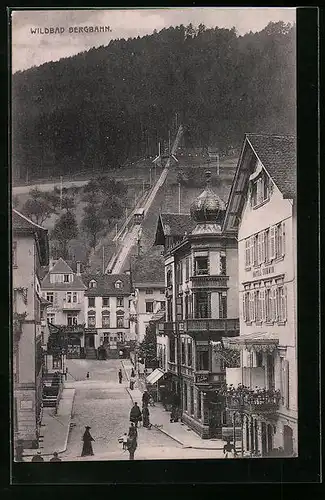 AK Wildbad, Strasse mit Passanten und Blick auf die Bergbahn