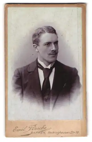Fotografie Emil Flasche, Barmen, Heckinghauser-Str. 19, Junger Mann mit Schnauzbart und Krawatte
