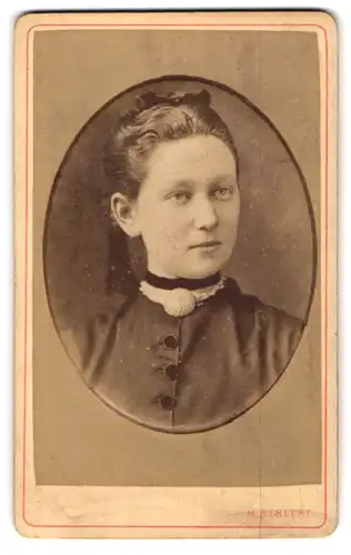 Fotografie H. Mehlert, Meldorf, Junge Frau mit Samthalsband