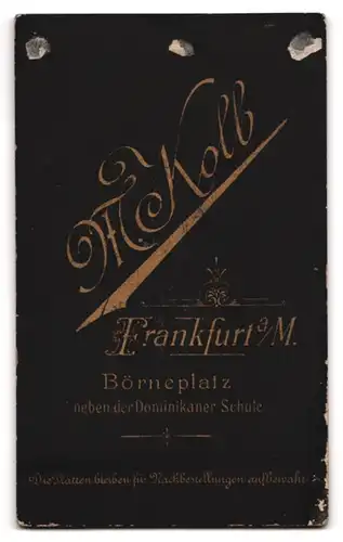 Fotografie M. Kolb, Frankfurt /M., Börneplatz, Junger Mann in gestreifter Jacke