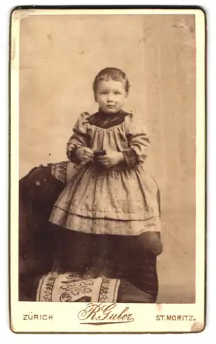 Fotografie R. Guler, Zürich, Süsses kleines Mädchen im Kleid