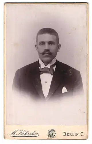 Fotografie M. Kalischer, Berlin, Rosenthaler Str. 45, Junger Herr mit Krawattenschleife