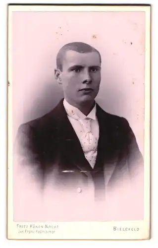 Fotografie Fritz Küken Nachf., Bielefeld, Junger Mann mit heller Krawatte
