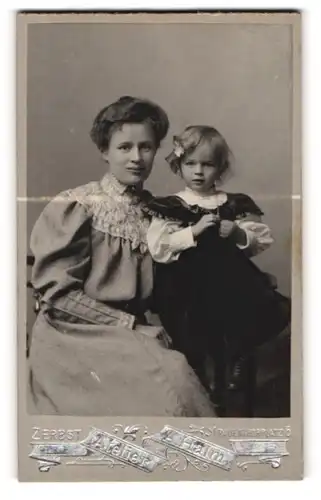 Fotografie A. Halm, Zerbst, Frauenthorplatz 6, Mutter mit süsser kleiner Tochter
