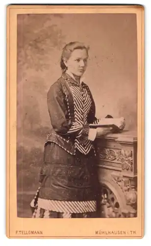 Fotografie F. Tellgmann, Mühlhausen i. Th., Junge Frau mit Buch vor Studiokulisse