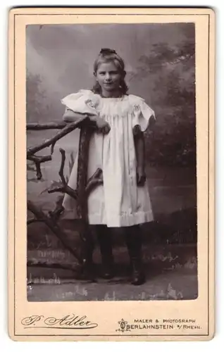 Fotografie P. Adler, Oberlahnstein a. Rhein, Junges Mädchen am Zaun einer Studiokulisse