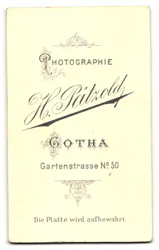 Fotografie H. Pätzold, Gotha, Gartenstrase 50, Lässig an einer Lehne abstützendes niedliches Kleinkind
