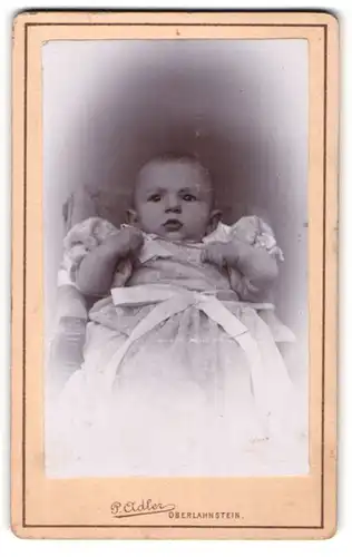 Fotografie P. Adler, Oberlahnstein a. Rh., Baby mit Schleife am Kleid