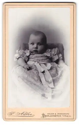 Fotografie P. Adler, Oberlahnstein a. Rh., Niedliches Baby im Kleidchen