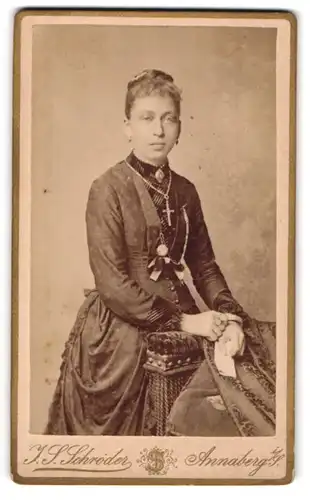 Fotografie J. S. Schrölder, Annaberg i. S., Carlsplatz 756, Junges Mädchen mit Uhrenkette am Kleid