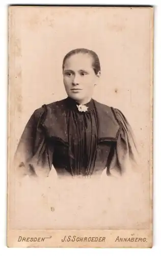 Fotografie J. S. Schrölder, Annaberg i. S., Carlsplatz 3, Junge Frau mit Brosche am Kragen