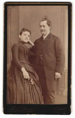Fotografie Paul Strnad, Erfurt, Anger 43, Glückliche junge Frau mit Blume neben Herr im Anzug