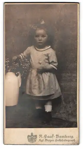 Fotografie R. Haaf, Bamberg, Kleines Mädchen im karierten Kleid mit Herzkette