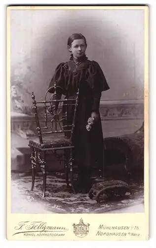 Fotografie F. Tellgmann, Mühlhausen i /Th., Junges Mädchen im Kleid mit Kreuzkette
